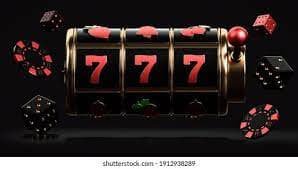 slootomania Mobile App ဖုန်းမှ Slots နှင့် ဘောလုံးကစားနေသောမြင်ကွင်း